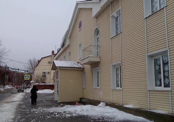 Снежный навес упал с крыши музыкальной школы на ул. Жилина