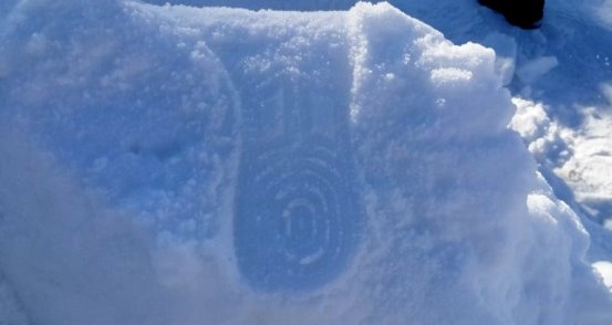 Вандал оставил на снежной скульптуре отпечаток ботинка
