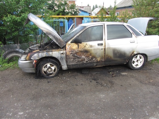 ВАЗ-21102 спалили у дома на ул. Уральская