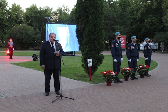 Сергей Анташев на открытии памятника, в 4 часа утра