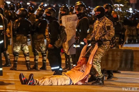 Белорусские каратели расправляются с протестующими