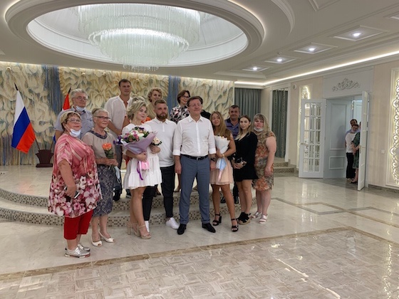 Губернатор Азаров с тольяттинскими молодоженами