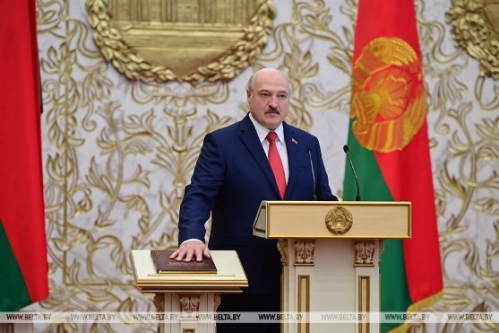 Александр Лукашенко дает присягу