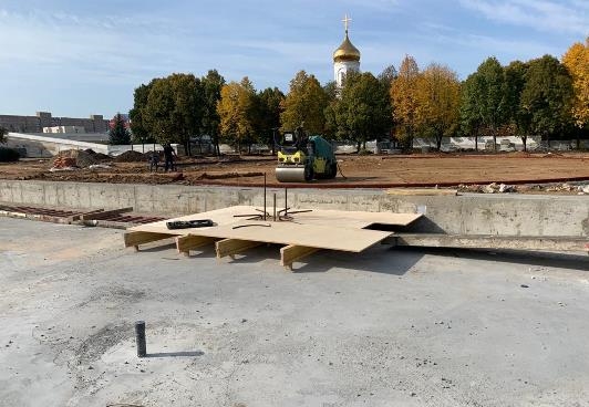 Специалисты бетонируют перекрытие амфитеатра и фонтана