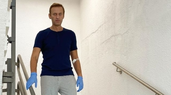 Алексей Навальный раньше тупо стоял и смотрел