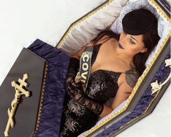Екатерина Костылева легла в гроб