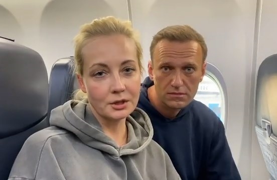 Юлия и Алексей Навальные в самолете