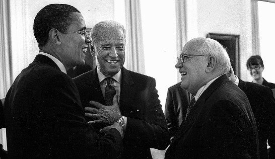Барак Обама, Джосеф Байден и Михаил Горбачев  