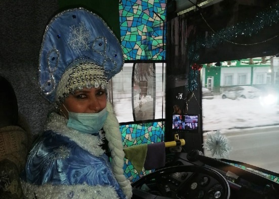 Снегурочка за рулем троллейбуса в Тольятти