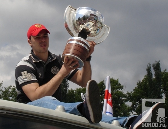 2012 г., чемпион мира Алексей Емелин с кубком IIHF в Тольятти