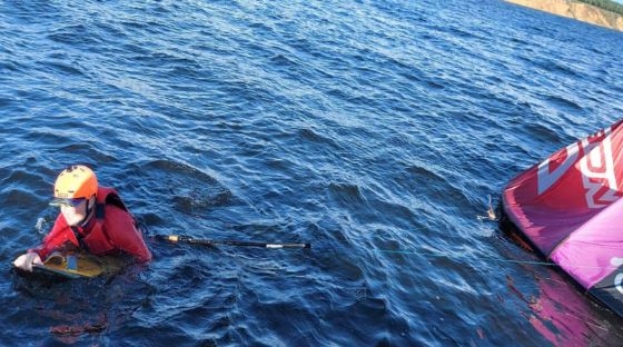 В 600 метрах от берега у спортсмена сложился парашют