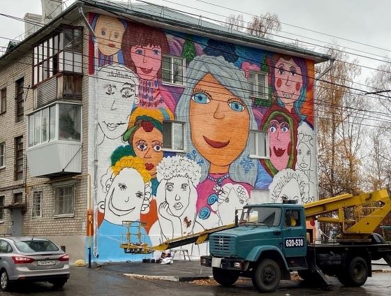 Фасад дома на ул. Комзина расписал Алексей Зуев