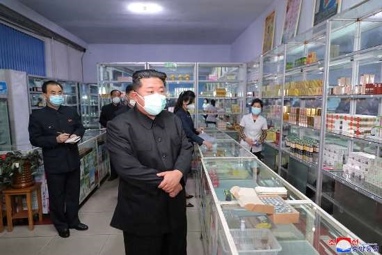Ким Чен Ын во время визита в одну из аптек Пхеньяна