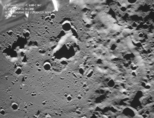 На снимке-южный полярный кратер Зееман на обратной стороне Луны