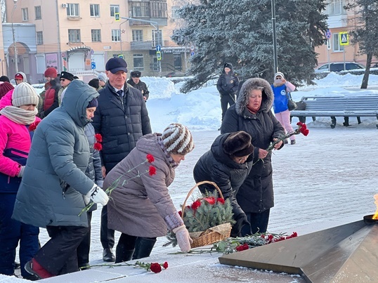 Жители Тольятти возложили цветы к обелиску Славы
