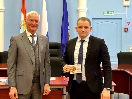 Николай Ренц вручил медали «За участие в гуманитарном конвое» 