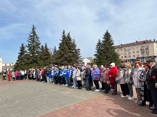 Тольяттинцы пришли почтить память к Вечному огню 