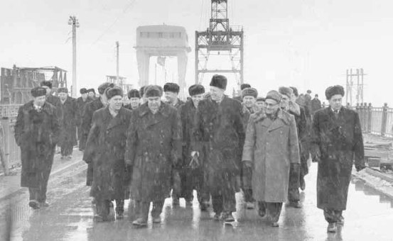 Л.И. Брежнев инспектирует стройку. 1957 г. Публ. впервые