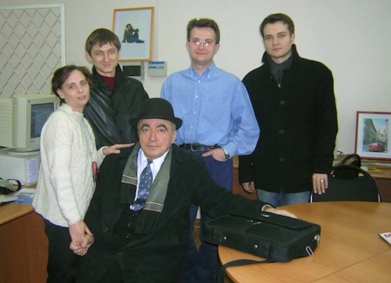 Профессор А.И.Акопов с тольяттинскими аспирантами, 2004 год***