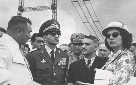 А.П. Александров (слева) и шах Ирана. Волжская ГЭС, 1956 г.