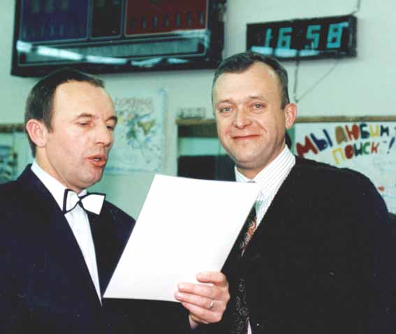С руководителем клуба «Поиск» В. Лебедевым (слева)    