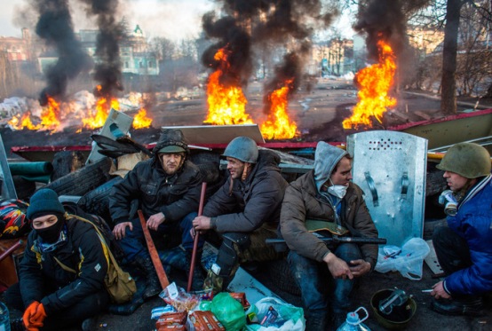 Сторонники оппозиции на баррикаде на улице Институтской в Киеве