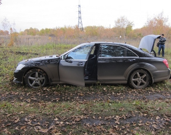 Автомобиль Олега Дергилева после нападения киллеров