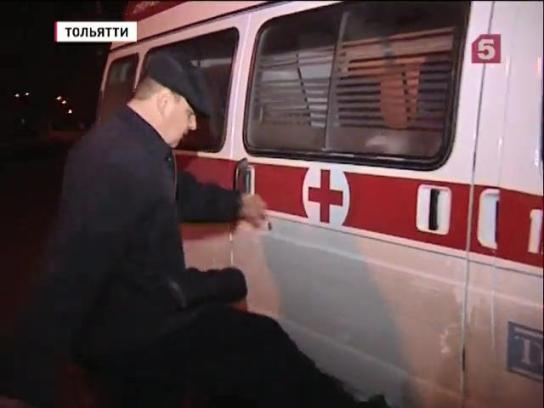 Тольяттинский пьяный дебошир пинает машину скорой