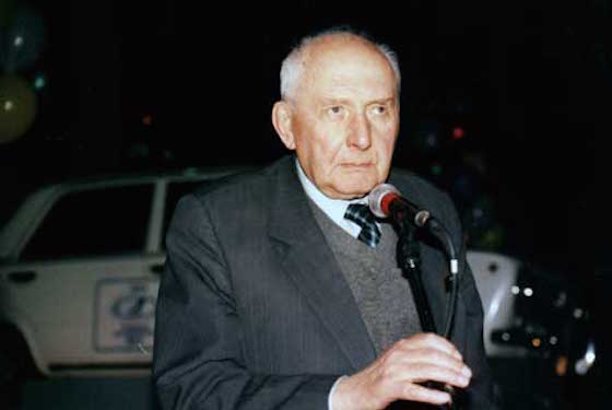 В.Н. Поляков на 35-летии выпуска первой «копейки». 2001 год