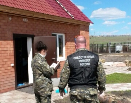 Следователи работают на месте массового убийстве в Ивашевке