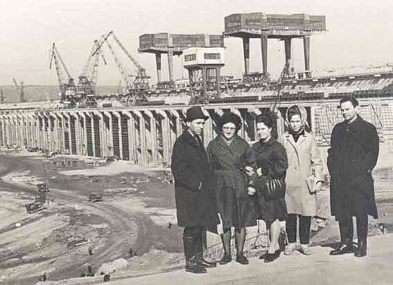 Перед затоплением котлована Саратовской ГЭС. Н. Бородин слева
