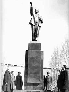 Ленин, «переехавший» в парк из санатория «Лесное». 1980 г.