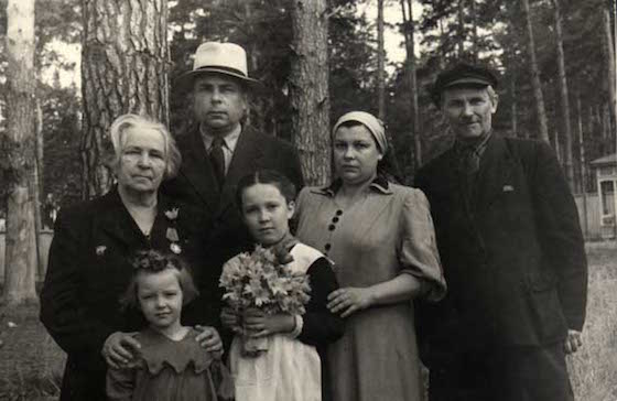 Семья парторга КГС А.С. Мурысева. Портгород, 1956 год