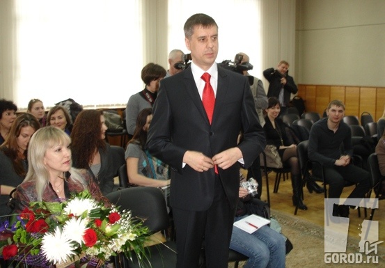 Сергею Андрееву вручают удостоверение мэра Тольятти 
