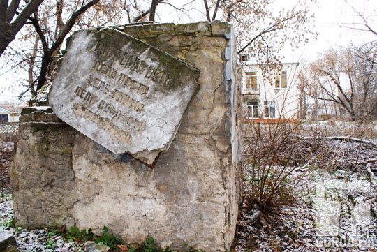 Разрушенный памятник Труду