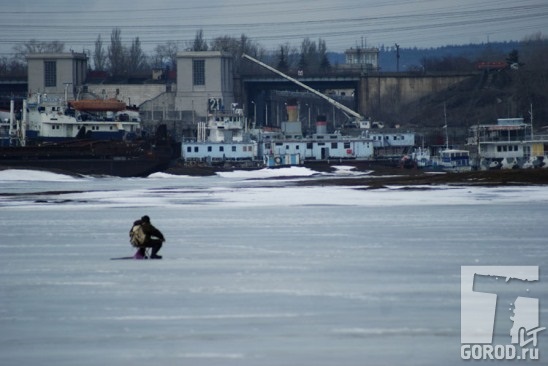 Рыбаки на льду канала