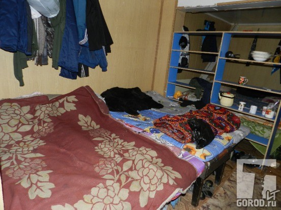 Мигранты приспособили гараж под жилье
