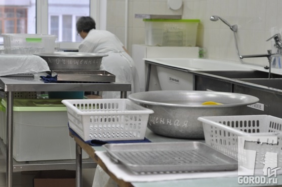 В одной из комнат лаборатории происходит обработка посуды 