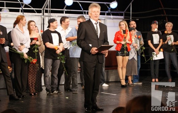 Владимир Коренной с труппой на сцене МДТ