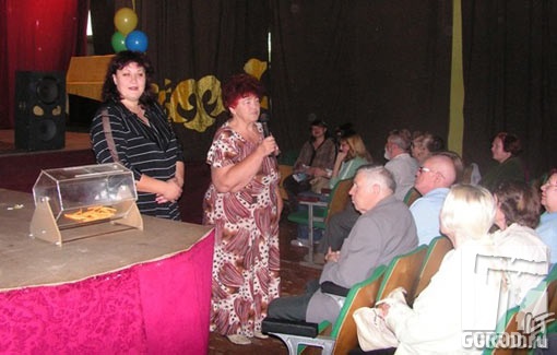 Татьяна Игнатьева (слева) ведет собрание пайщиков
