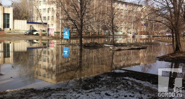 9 апреля 2012 г.. Улица Карбышева под водой