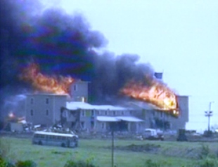 1993 г., горящее ранчо в Техасе 