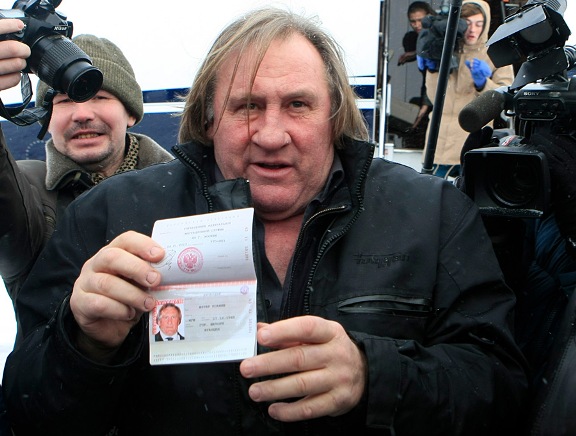 Депардье показывает свой паспорт 