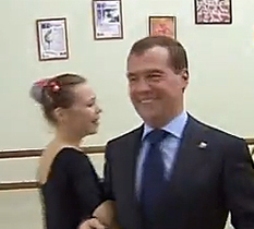 Дмитрий Медведев вновь танцует