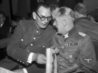 Генерал Власов (слева)