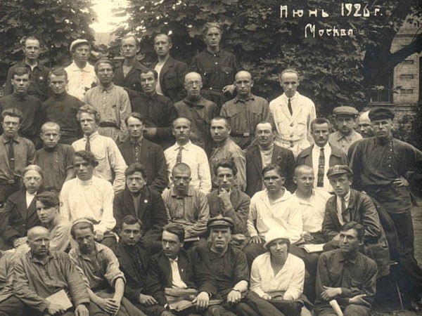 С.А.Борисов (4-й в верхнем ряду) на групп. фото с Н.К. Крупской 