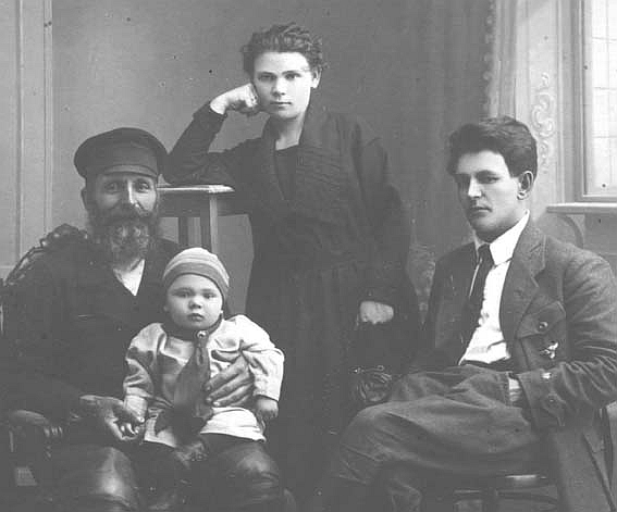 С.А. Борисов (справа) с отцом, женой и сыном Львом. Балаково