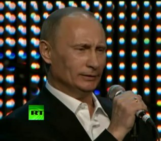 Владимир Путин упражняется в пении