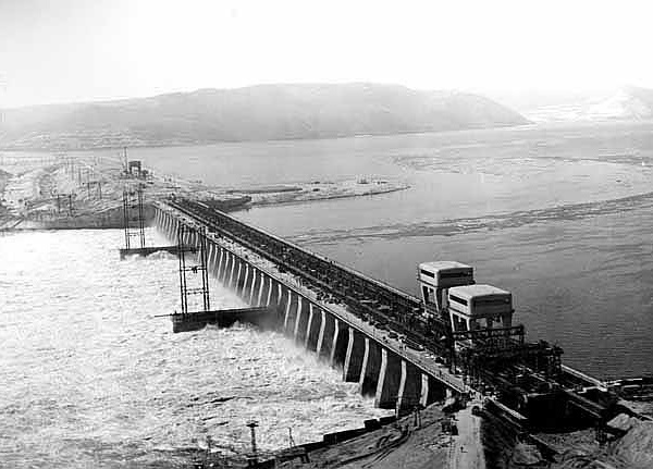 Строится водосливная плотина Куйбышевской ГЭС. 1956 год
