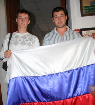 Защитникам Сагры подарили российский флаг